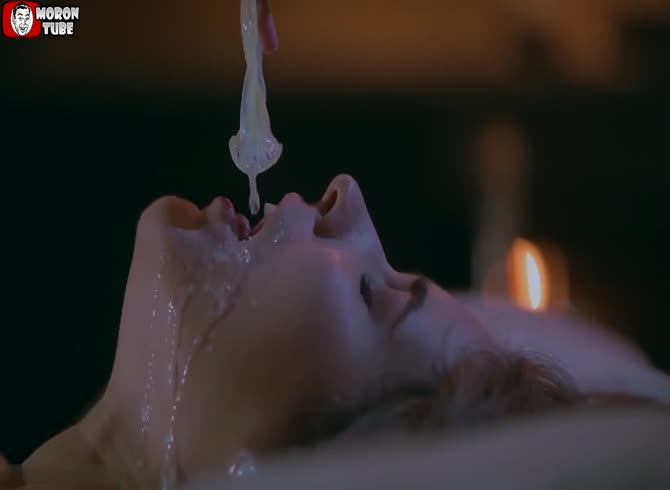Video :WTF - She covers her body with cum after removing the condom from her vagina